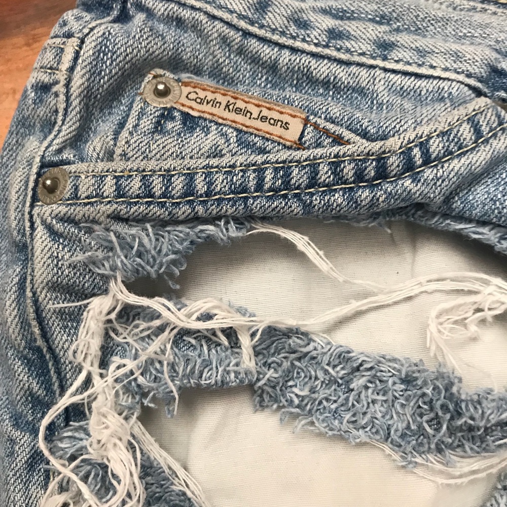 Calvin Klein distressed shorts. - Picture 2 of 4
